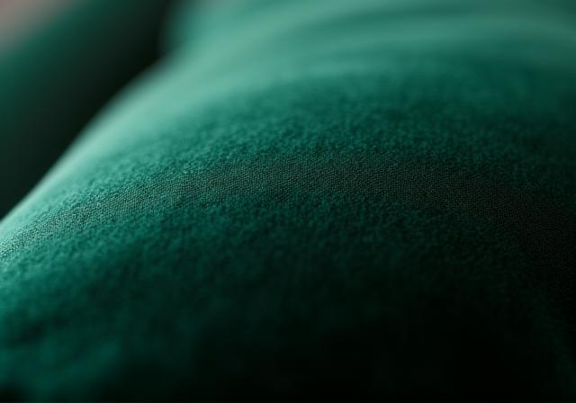 Dettaglio di un cuscino Foderart in velluto verde bosco.